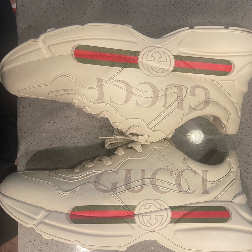 MEN'S RHYTON GUCCI LOGO LEATHER SNEAKER